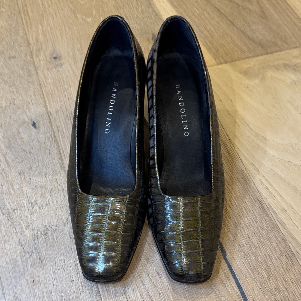 Bandolino Women's Chic Brown Croc Pattern Heels